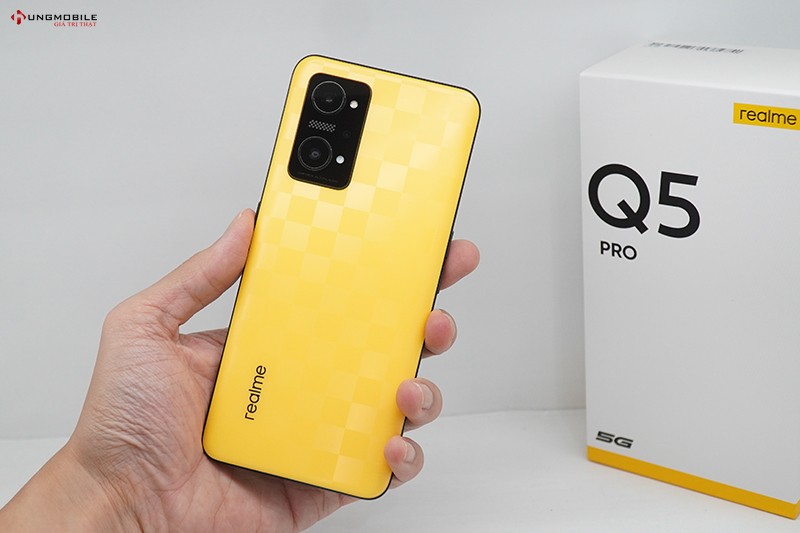 Trên tay Realme Q5 Pro Yellow: Vàng hơn cả vàng thật