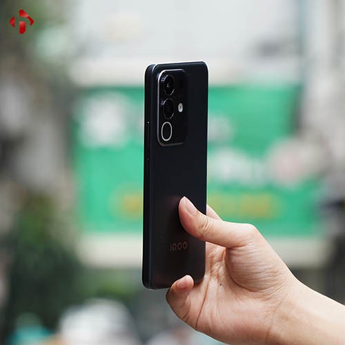 vivo-iqoo-z10x-hungmobile-15