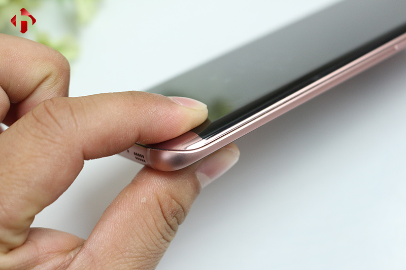 Dùng tay bấm vào mép máy S7 Edge Hàn